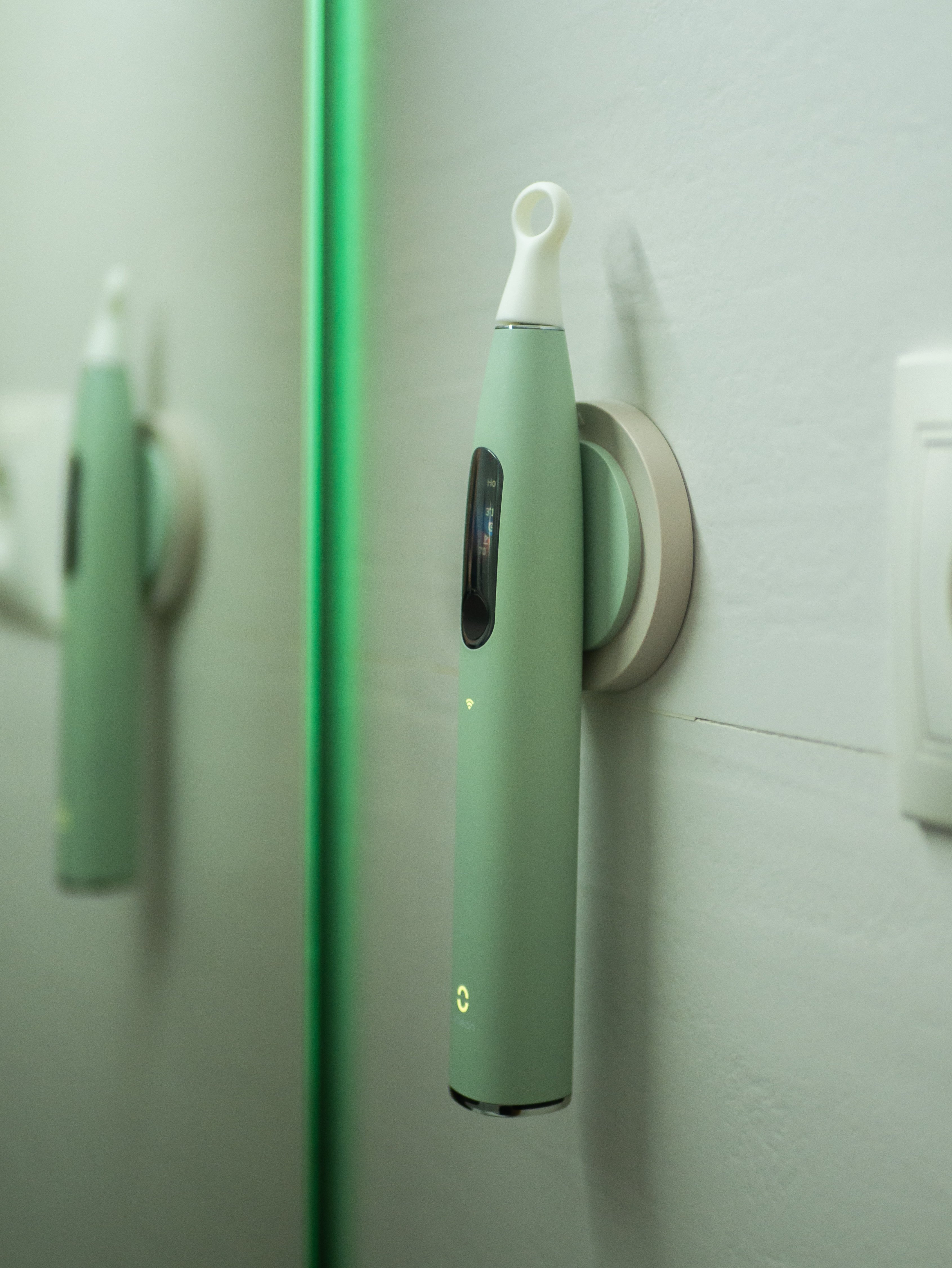 J'ai laissé une brosse à dents avec IA me dire comment je devrais me brosser les dents pendant un mois 3 Oclean X Ultra S sur le mur