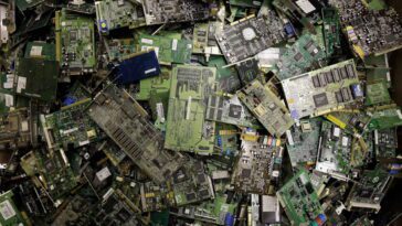Ces chercheurs créent un nouveau matériau pour circuits imprimés qui peut être facilement recyclé 3 Researchers create a new circuit board material that can be easily recycled