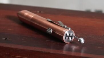 Ce stylo à transmission manuelle fabriqué avec précision est doté d'un embrayage fonctionnel 13 This precision crafted manual transmission pen features a functional clutch