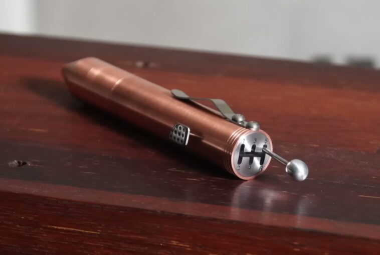 Ce stylo à transmission manuelle fabriqué avec précision est doté d'un embrayage fonctionnel 1 This precision crafted manual transmission pen features a functional clutch