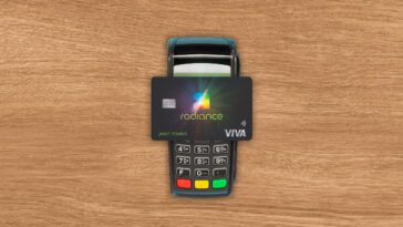 Ces cartes de crédit comportent des OLED qui s'allument lors du paiement 9 These credit cards feature OLEDs that light up upon payment