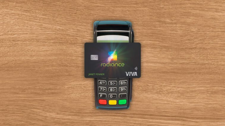 Ces cartes de crédit comportent des OLED qui s'allument lors du paiement 1 These credit cards feature OLEDs that light up upon payment