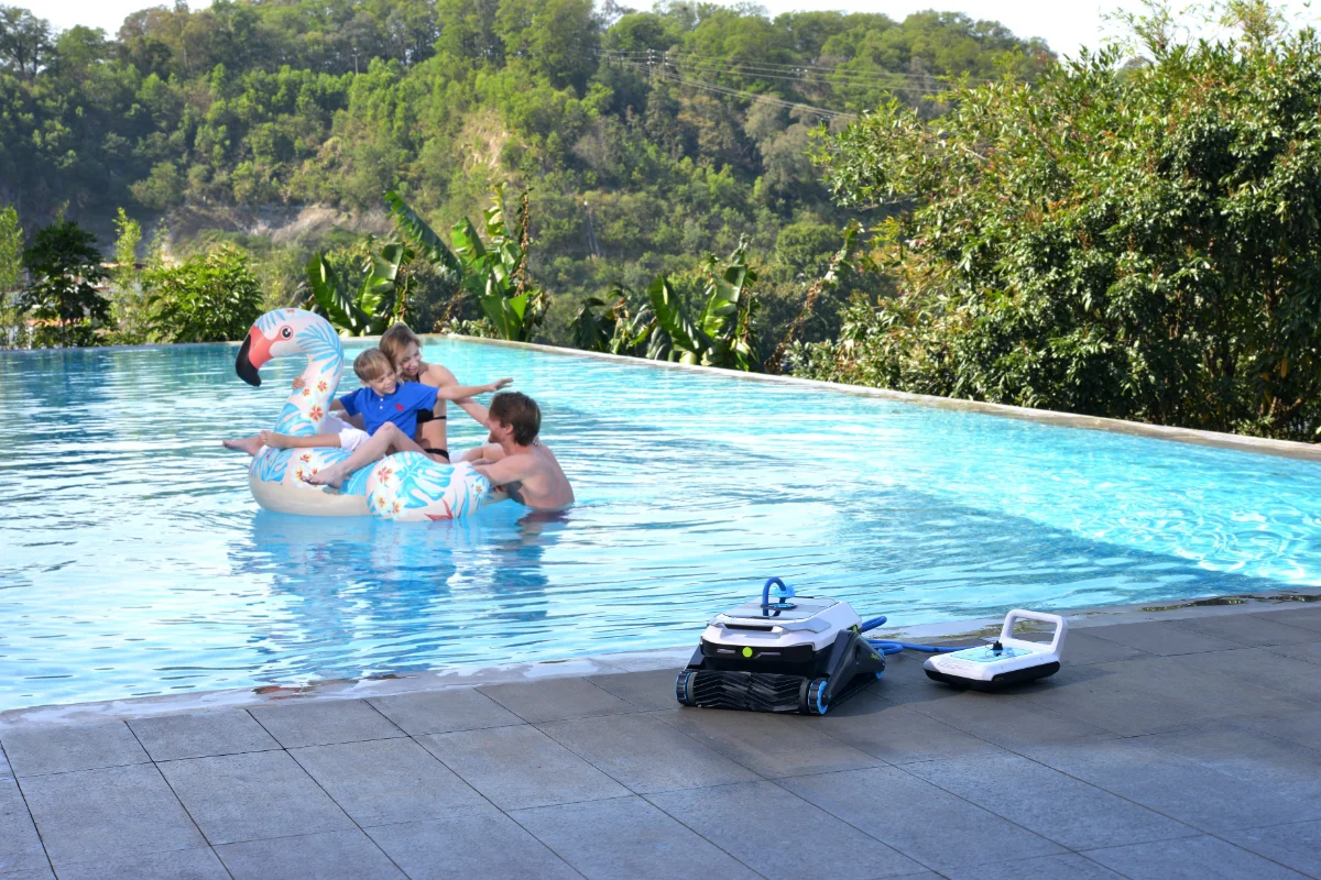 Comment nettoyer efficacement votre piscine lorsque le temps se réchauffe ? 3 Degrii Zima Pro Robot De Piscine à Ultrasons Sans Fil Nettoyage