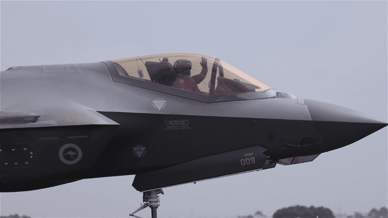 Ils croient que les avions pilotés par IA ne sont pas sûrs. Un important homme politique volera pour prouver qu'ils se trompent 1 Ils estiment que les avions pilotés par une IA ne sont pas sûrs. Un homme politique influent volera dans l'un d'eux pour prouver qu'ils ont tort