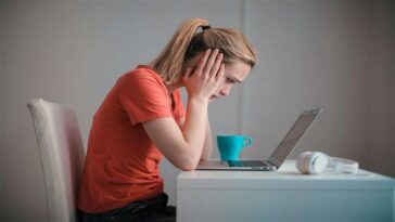Ils l'ont licencié de son travail, mais ensuite ils l'ont contacté pour lui demander le mot de passe de son ordinateur 28 Il a été licencié de son travail, mais ils l'ont ensuite contacté pour lui demander le mot de passe de son ordinateur