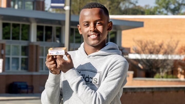 Jeune de 14 ans présente une solution innovante pour traiter le cancer de la peau : savon 2 Image du jeune de 14 ans qui a développé un produit pouvant aider à traiter le cancer de la peau: du savon