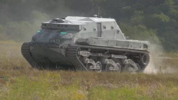 La DARPA lance un robot-tank autonome de 6 mètres aux yeux verts brillants 21 DARPA unleashes 20-foot autonomous robo-tank with glowing green eyes