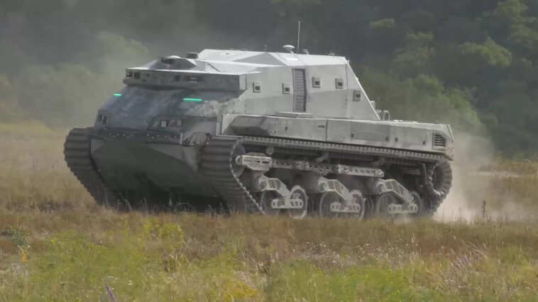 La DARPA lance un robot-tank autonome de 6 mètres aux yeux verts brillants 1 DARPA unleashes 20-foot autonomous robo-tank with glowing green eyes