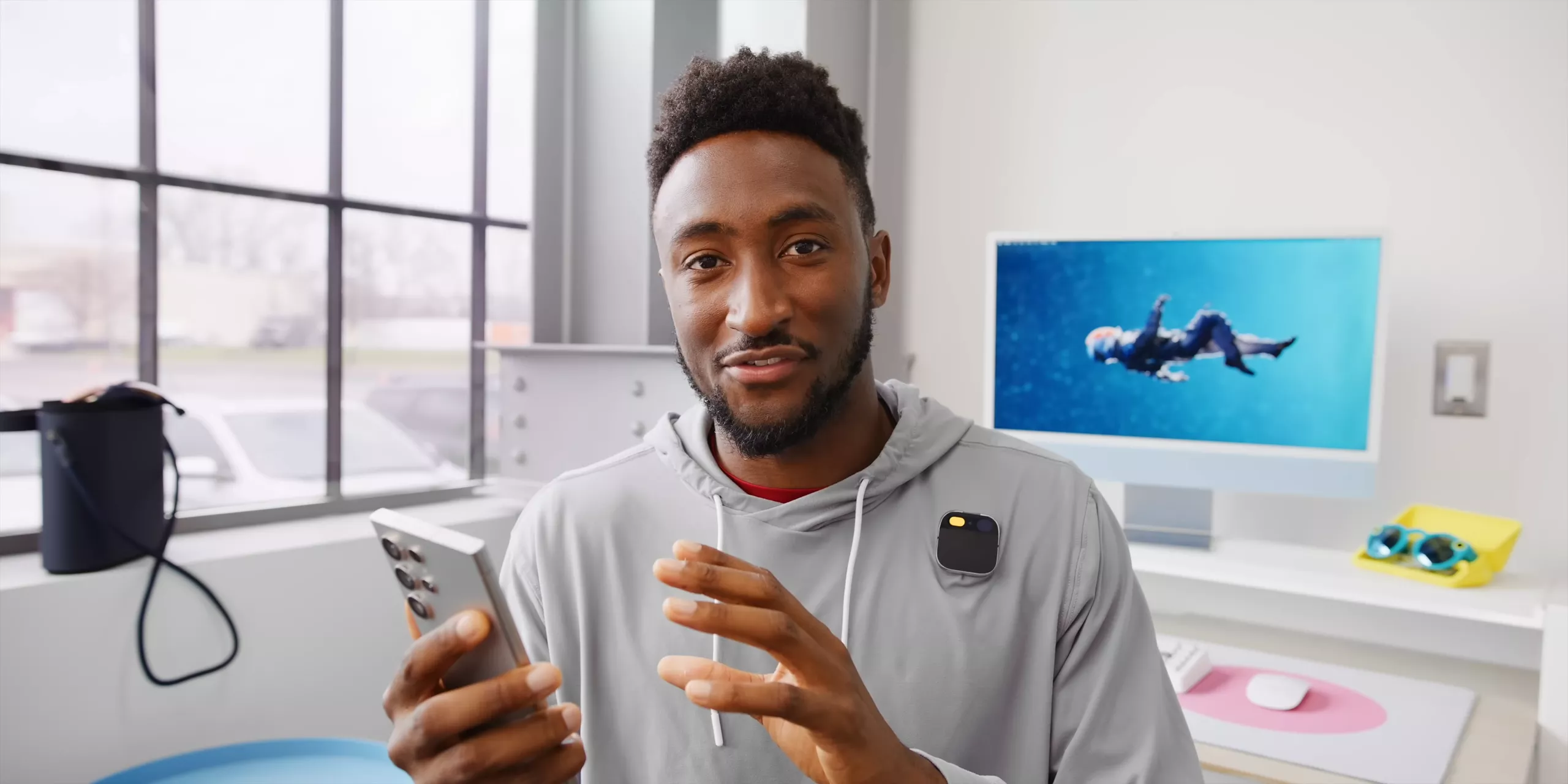 Le test cinglant de Humane Ai Pin de la star de YouTube Marques Brownlee mène à un débat sur l'éthique et l'influence 2 La test cinglante de Humane Ai Pin de la star
