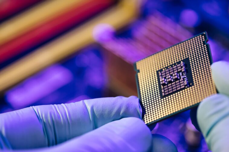 Le Chips Act reconstruit la fabrication américaine de semi-conducteurs, ce qui a généré jusqu'à présent 327 milliards de dollars de projets annoncés. 1 The Chips Act is rebuilding US semiconductor manufacturing, so far resulting in $327 billion in announced projects