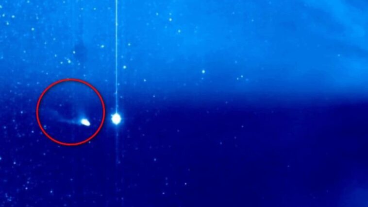 Le Soleil a coupé net la queue de la comète du Diable (mais elle a repoussé) : les images 1 La cometa del diavolo investita dal vento solare. Credit: NASA/STEREO