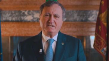 Le maire de Venise parle un anglais parfait en vidéo: mais il y a une astuce 27 Immagine