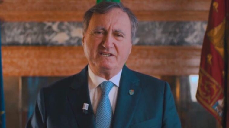 Le maire de Venise parle un anglais parfait en vidéo: mais il y a une astuce 1 Immagine