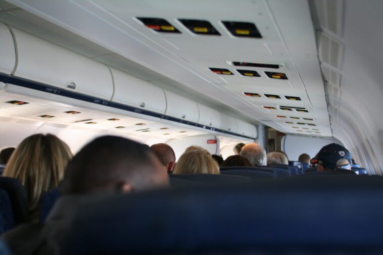 Le système de billetterie aérien confond à plusieurs reprises un passager de 101 ans avec un bébé 1 Airline ticketing system repeatedly confuses 101-year-old passenger for a baby