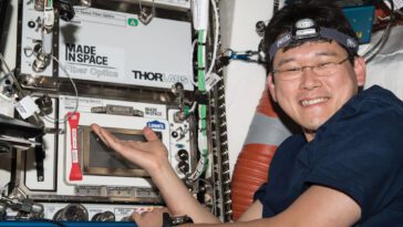 Les astronautes à bord de l'ISS parcourent des kilomètres de fibre optique techniquement supérieure 7 Astronauts aboard the ISS craft miles of technically superior optical fiber