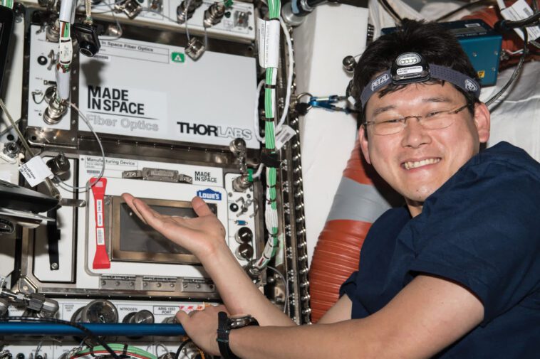 Les astronautes à bord de l'ISS parcourent des kilomètres de fibre optique techniquement supérieure 1 Astronauts aboard the ISS craft miles of technically superior optical fiber
