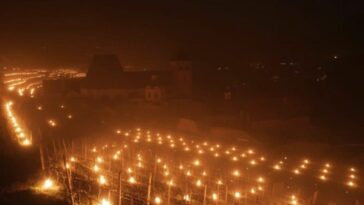 Les champs se remplissent de torches allumées contre le froid : les images magiques de l'Alto Adige 30 Image