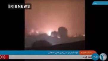 Les vidéos falsifiées de l'attaque iranienne contre Israël : des images manipulées circulent sur les réseaux sociaux avec l'IA 30 IRIBNEWS | Capture d'écran de la vidéo fausse diffusée par la télévision d'État iranienne