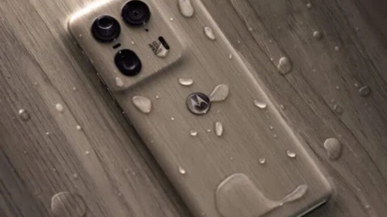 Motorola lance un smartphone avec une coque en bois : combien coûtent les nouveaux Edge 50 1 MOTOROLA | Le nouveau Motorola Edge 50 Ultra avec une coque en bois
