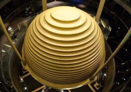 La maxisphère du Taipei 101, partie du système d'amortissement du gratte-ciel de la capitale de Taïwan. Crédit : Wikipedia/Armand du Plessis