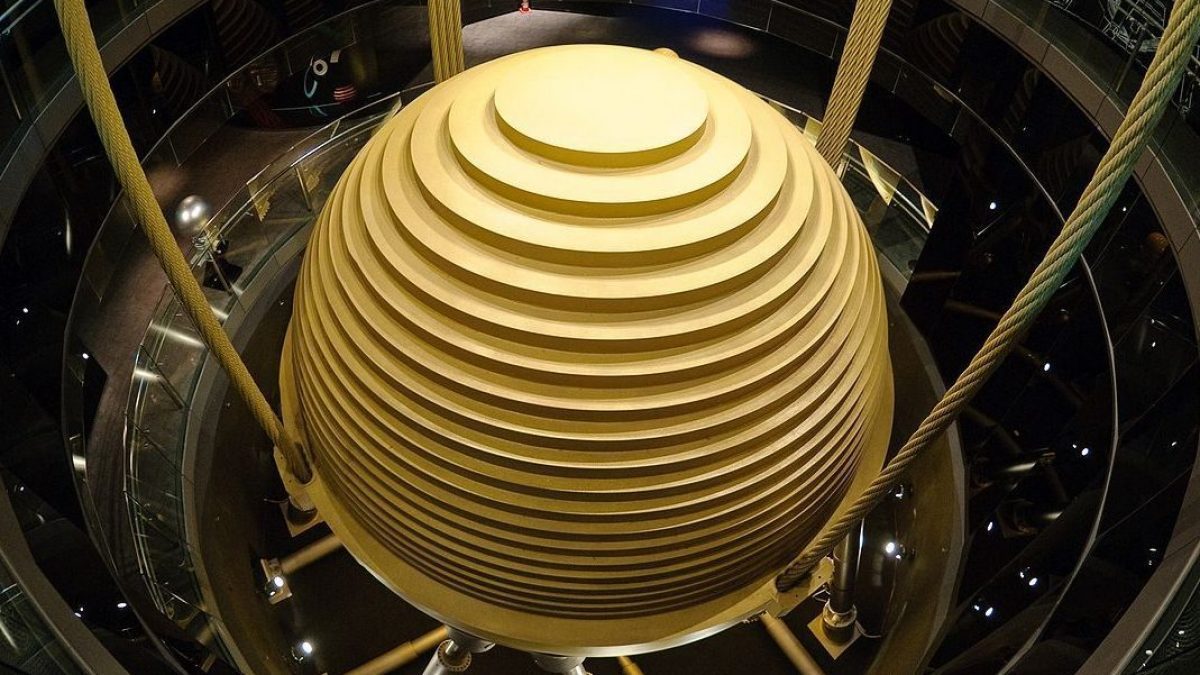 Qu'est-ce que la "maxisphère" qui a sauvé le gratte-ciel de Taipei du tremblement de terre 2 La maxisphère du Taipei 101, partie du système d'amortissement du gratte-ciel de la capitale de Taïwan. Crédit : Wikipedia/Armand du Plessis