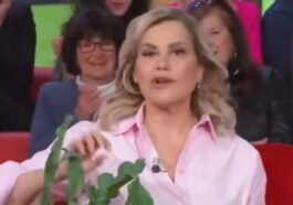 Qu'est-ce que la paralysie de Bell qui a figé la moitié du visage de Simona Ventura: symptômes, causes et traitement 52 Image