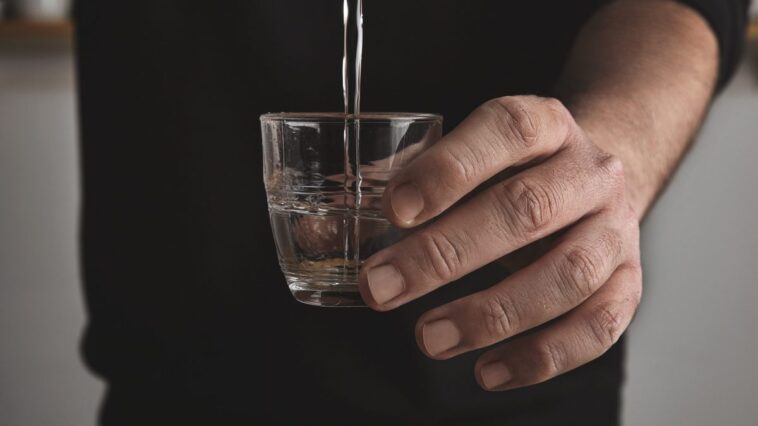 Qu'y a-t-il dans l'eau du robinet à la maison : la différence avec celle en bouteille 1 Image