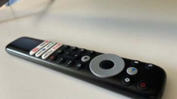 Les Smart TVs fouillent vos données : Protégez vos données 8 Fernbedienung Mikrofon