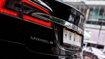 Tesla licencie 10 % de sa main-d'œuvre mondiale dans un contexte de baisse des ventes et de réduction de la production 8 Tesla is laying off 10% of global workforce amid declining sales and production cuts