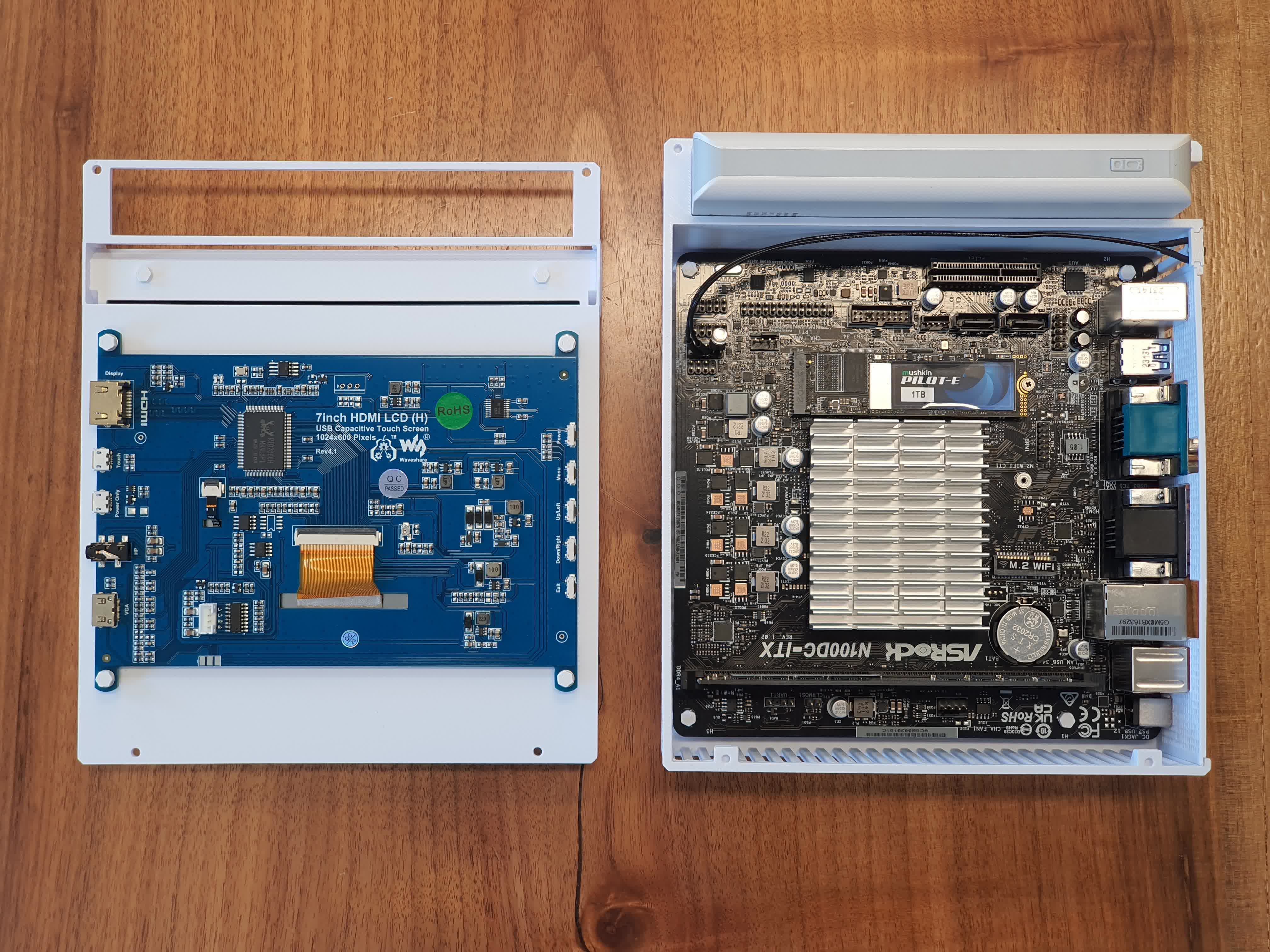 Un ordinateur portable fait maison contient une carte mère de bureau mini-ITX, deux écrans et une batterie intégrée 2 Un ordinateur portable fait maison contient une carte mere de