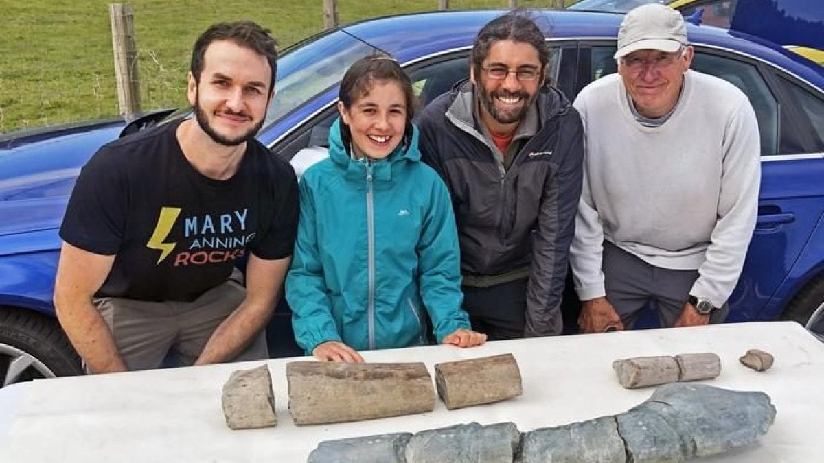 Une fillette de 11 ans découvre le fossile d'un reptile marin immense, le plus grand connu de la science 2 De gauche à droite, Dr Dean Lomax, Ruby Reynolds, Justin Reynolds et Paul de la Salle. Crédit : Dr Dean Lomax