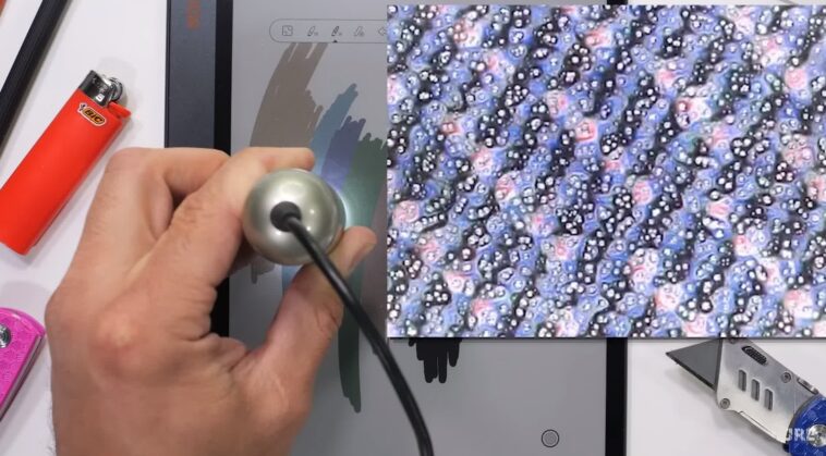Visualisation d'un écran couleur E-ink sous un microscope numérique 230x 1 Viewing a color E-ink display under a 230x digital microscope
