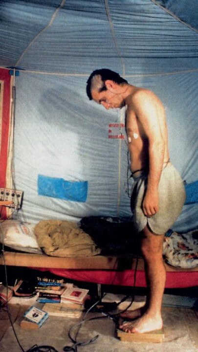 Cet homme s'est isolé dans une grotte, sans notion de temps, et les résultats sont curieux 5 Michel Siffre dans la grotte, où il a expérimenté le manque de perception du temps, en se pesant