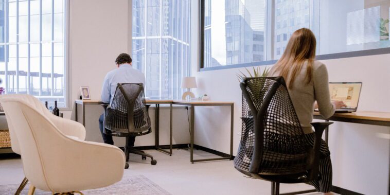 Dell va mettre en œuvre "code de couleurs" système pour catégoriser la présence des travailleurs au bureau 1 Dell to implement color-coding system to categorize hybrid workers