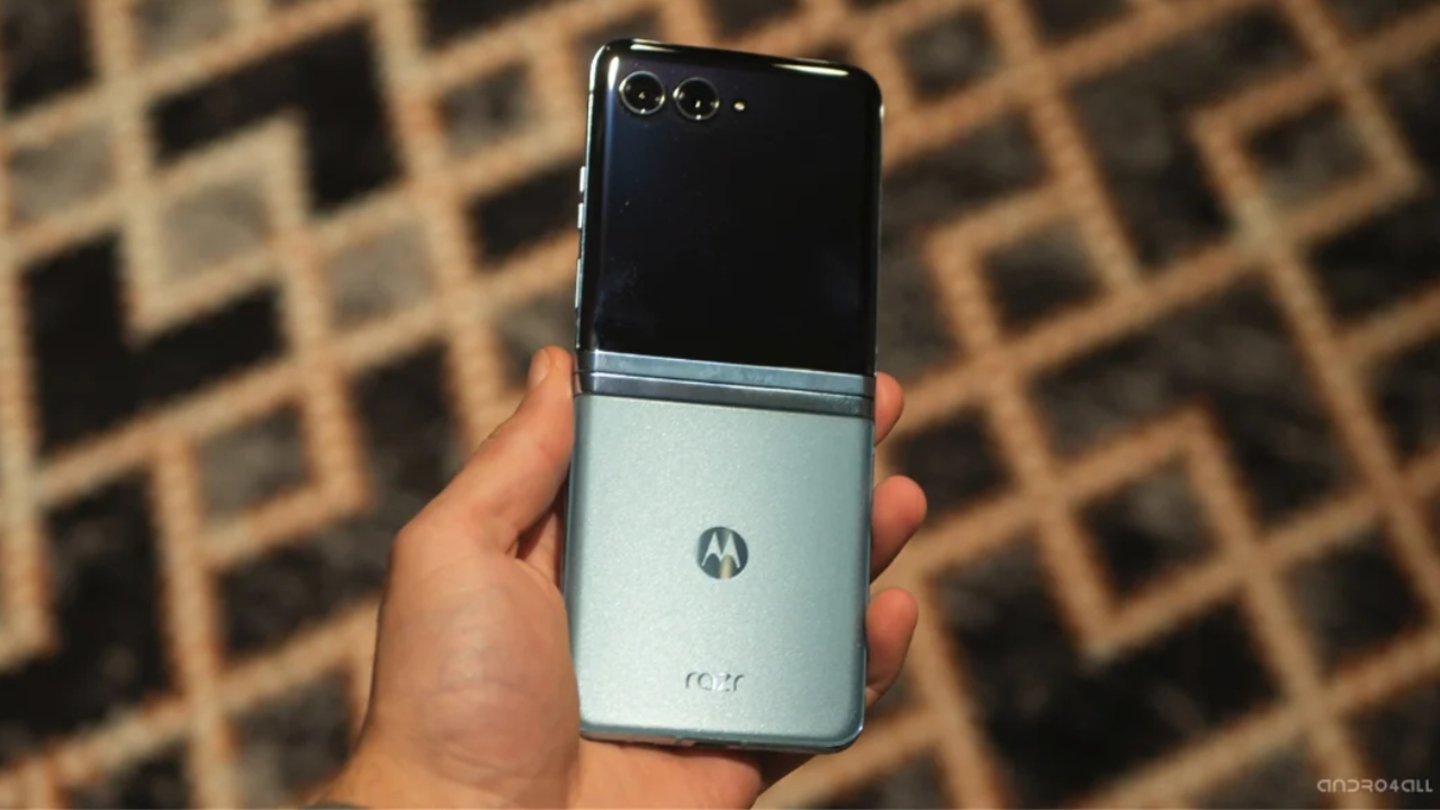 Fabio Capocchi (Motorola) : "Nous voulons que le logiciel soit le plus propre possible" 4 Diseño del Motorola razr 40 ultra en el modelo Glacier Blue