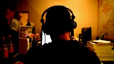 L'utilisation d'Internet peut avoir des effets positifs sur votre bien-être, selon une étude mondiale 30 Internet use can have positive effects on your well-being, according to global study