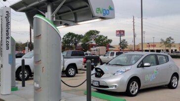 Les hybrides rechargeables stimulent la croissance des ventes de véhicules électriques, mais l'industrie est confrontée à des obstacles à venir 13 Plug-in hybrids are driving EV sales growth, but industry faces roadblocks ahead