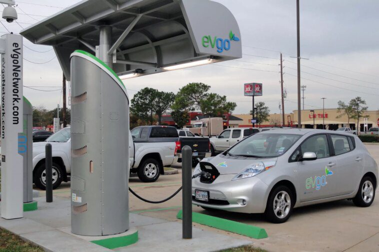 Les hybrides rechargeables stimulent la croissance des ventes de véhicules électriques, mais l'industrie est confrontée à des obstacles à venir 1 Plug-in hybrids are driving EV sales growth, but industry faces roadblocks ahead
