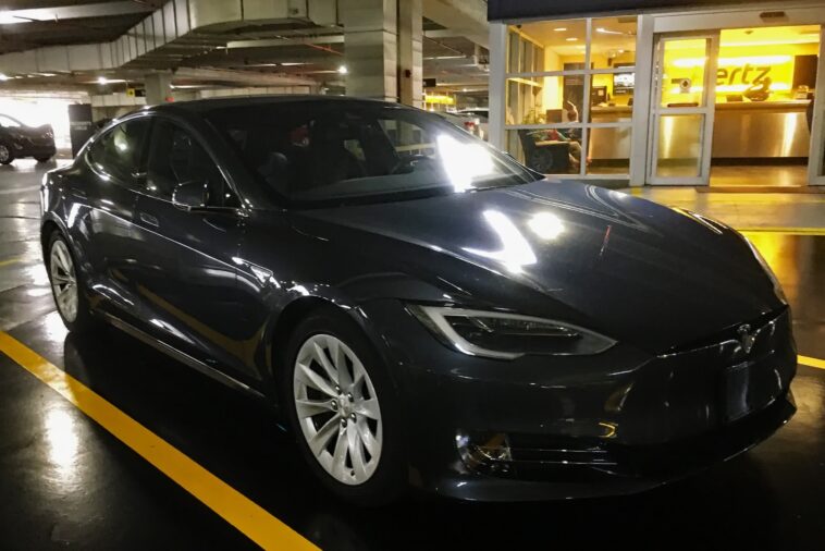 Hertz se fait prendre en train de facturer plusieurs locataires de Tesla pour ne pas avoir rendu les véhicules électriques avec un plein d'essence 1 Hertz gets caught charging multiple Tesla renters for not returning the EVs with a full tank of gas