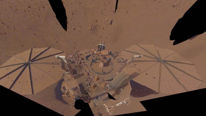 La NASA a envoyé son vaisseau spatial pour observer un robot mort sur Mars 3 Image des panneaux solaires de l'InSight couverts de poussière de Mars