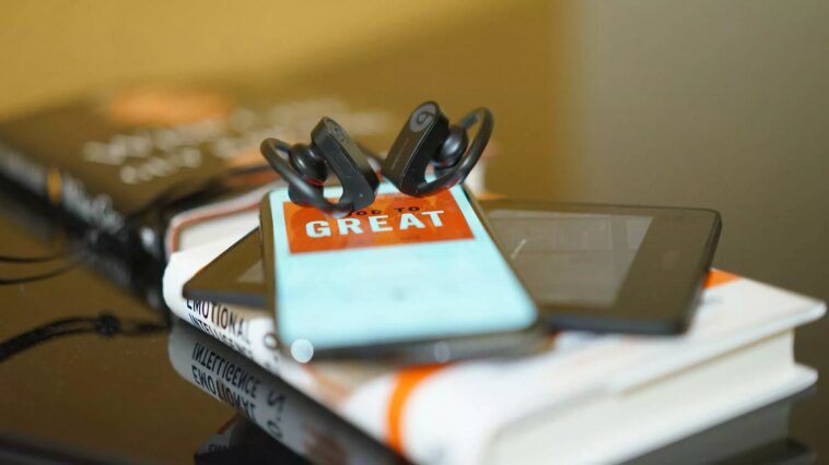 40 000 livres audio racontés par l’IA inondent Audible, divisant les auteurs et les auditeurs 1 40,000 AI-narrated audiobooks flood Audible, dividing authors and listeners