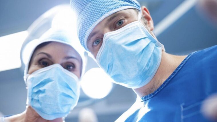 Avec plus de femmes travaillant en salle d'opération, les interventions ont de meilleurs résultats : l'étude 1 Immagine