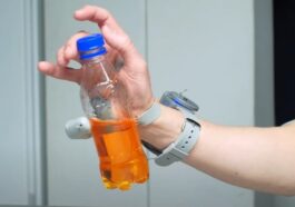 Ceci est un pouce robotique, il s'ajoute aux autres doigts et s'apprend à gérer en moins d'une minute 61 PLASTICITY LAB | Le pouce robotique utilisé pour ouvrir une bouteille à une main