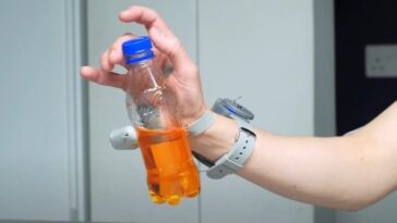 Ceci est un pouce robotique, il s'ajoute aux autres doigts et s'apprend à gérer en moins d'une minute 7 PLASTICITY LAB | Le pouce robotique utilisé pour ouvrir une bouteille à une main