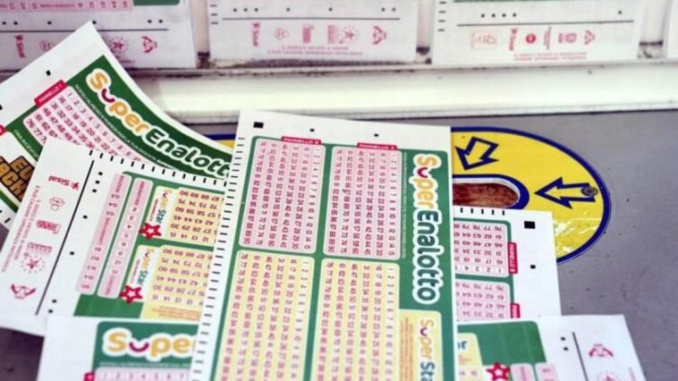 Ils utilisent l'intelligence artificielle pour les numéros du Loto, remportent 50.000 euros : mais un problème se pose 1 Image