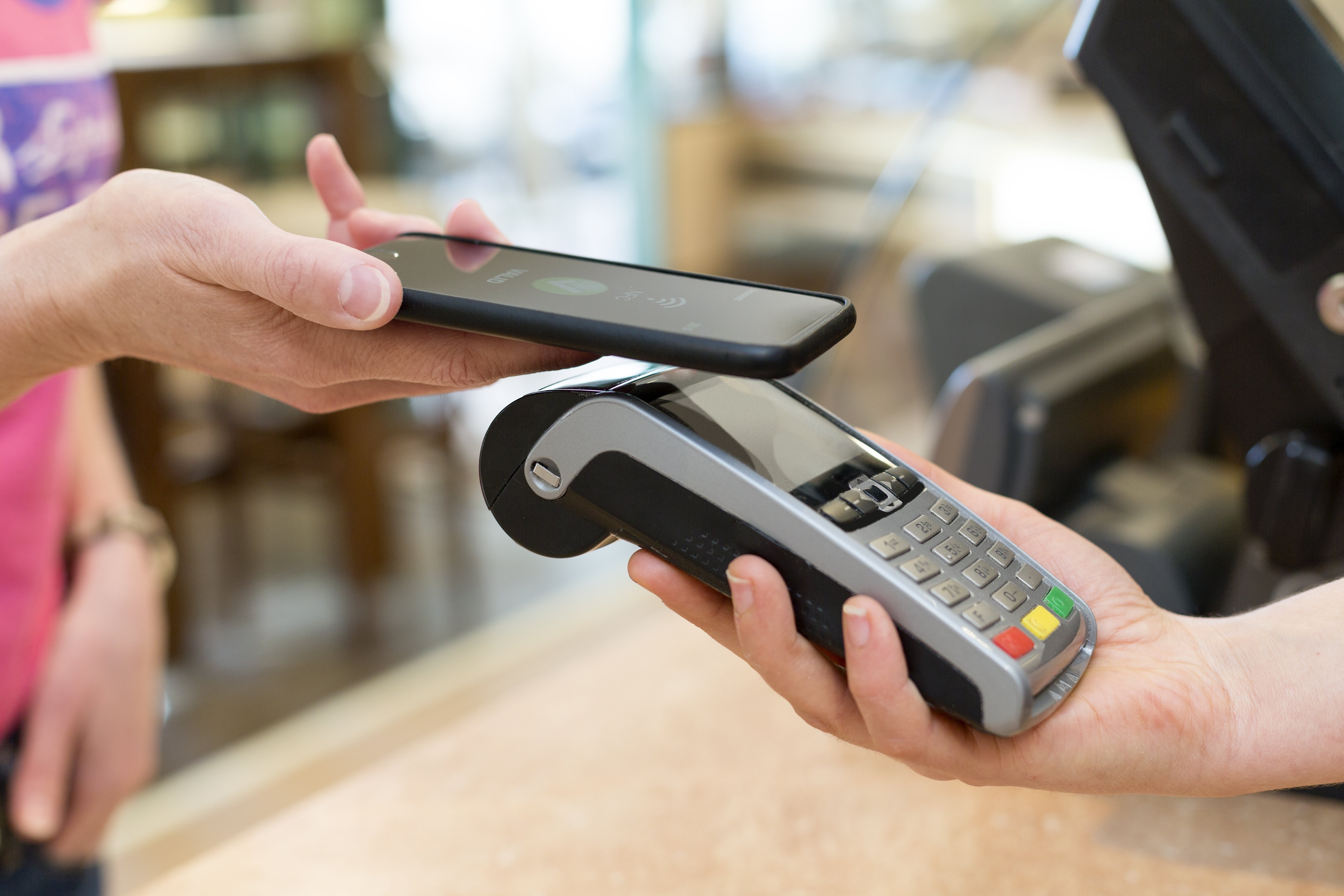 Comment payer en magasin avec l'application Zara 3 Image d'une personne payant avec le mobile