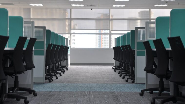 Des entreprises technologiques, dont Microsoft, Apple et SpaceX, perdent des cadres supérieurs en raison des retours au bureau 1 Tech firms including Microsoft, Apple, and SpaceX lose senior staff over return-to-office mandates, claims study