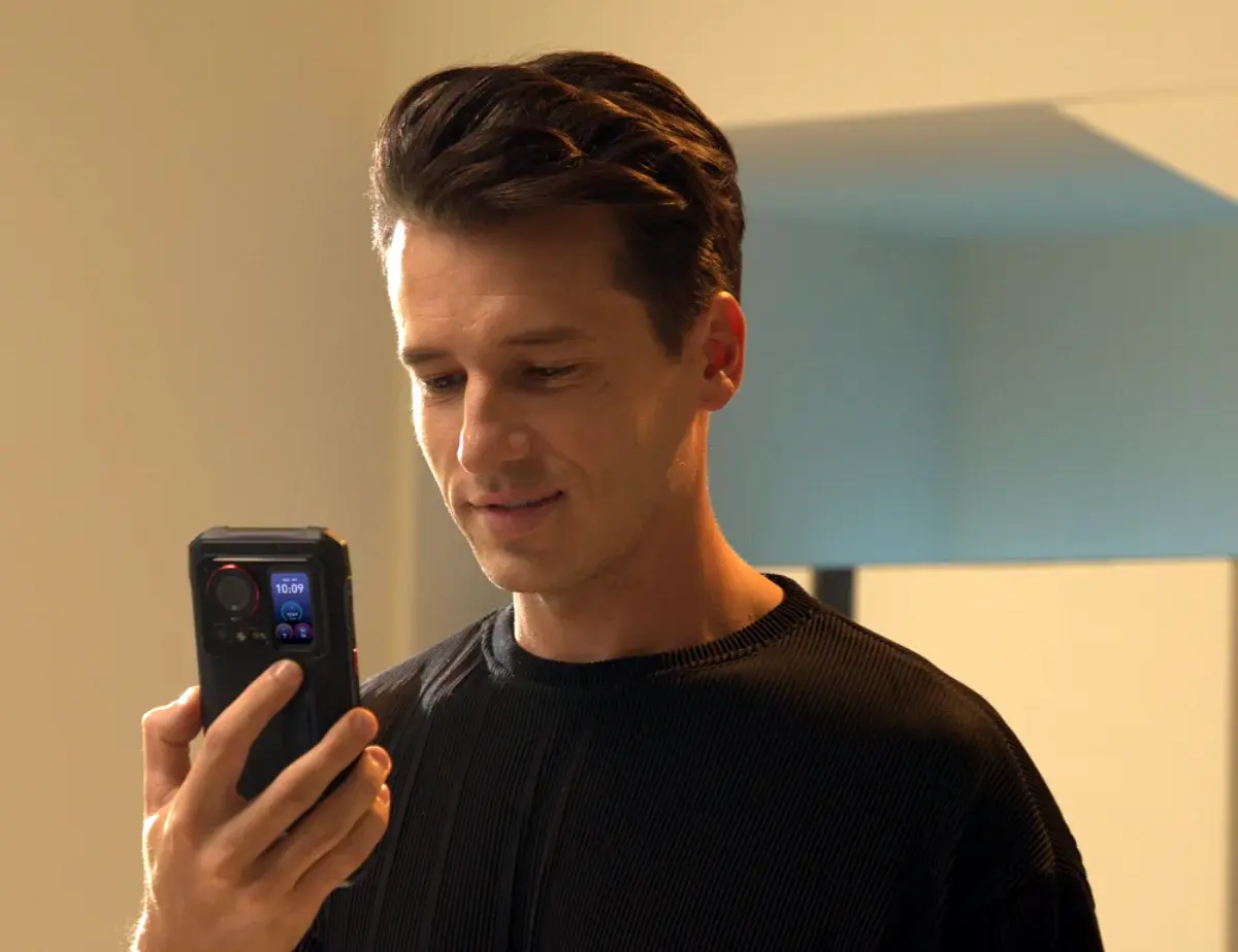 HOTWAV Cyber 15 : Un smartphone robuste et élégant avec objectif 200 MP et écran secondaire 4 Hotwav Cyber 15 Action Man