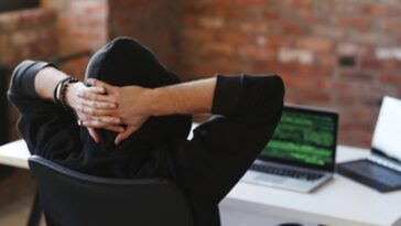 Il gonflait les vues des streamers avec 4600 téléphones : l'arnaque qui a envoyé un homme en prison en Chine 23 Immagine