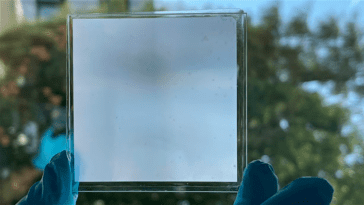 Ils ont inventé un verre capable de refroidir les pièces. Cela pourrait être la solution définitive face à la climatisation